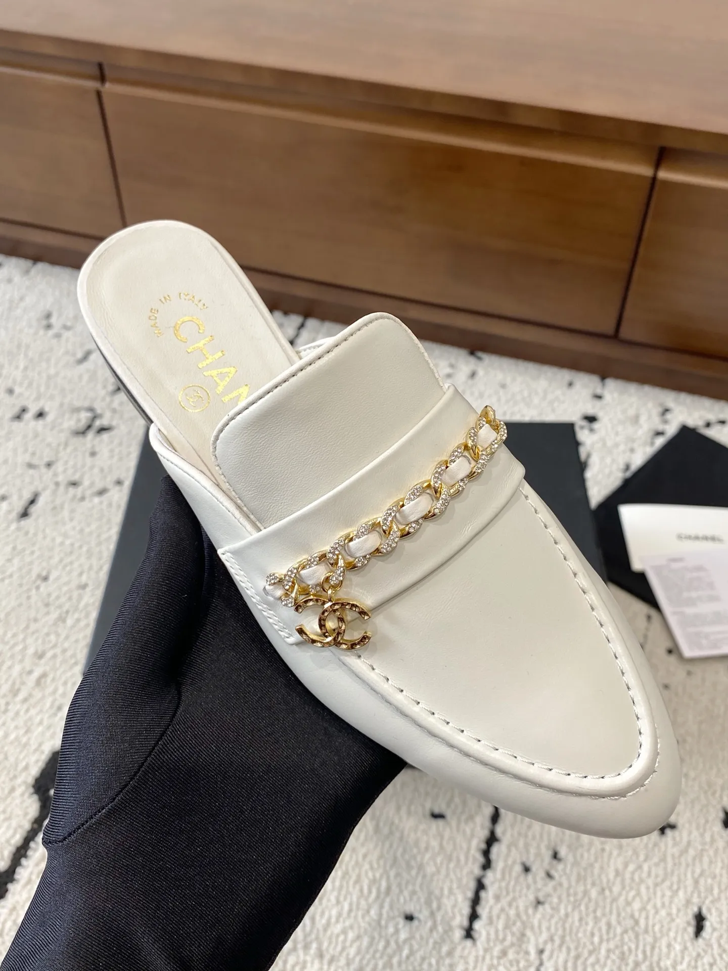 👟👟Ex-factory price 560👟👟 🍀CHANEL｜Chanel Chanel 25C early spring new product, chain buckle low-heeled pointed toe flat slippers, full of retro style, elegant shoe shape, very pleasing to look at. The pointed toe makes the feet become thinner and looks slender. The classic chain double C buckle is paired with a thick heel design. The shoe shape is particularly stylish and stylish. The upper is very elegant. The upper is made of top-grade lambskin and the lining is silk sheepskin. It is super comfortable. Italian imported cowhide outsole. Size: 35-39 (40/41 customized) 👉 👉 👉
